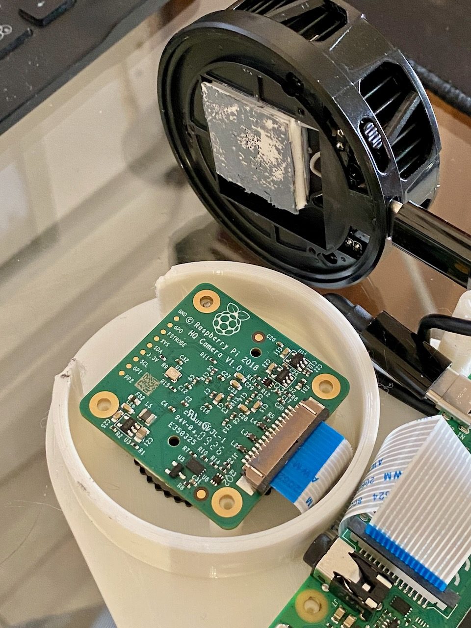 Arrière du circuit imprimé et refroidisseur ouverts avant pose du pad.