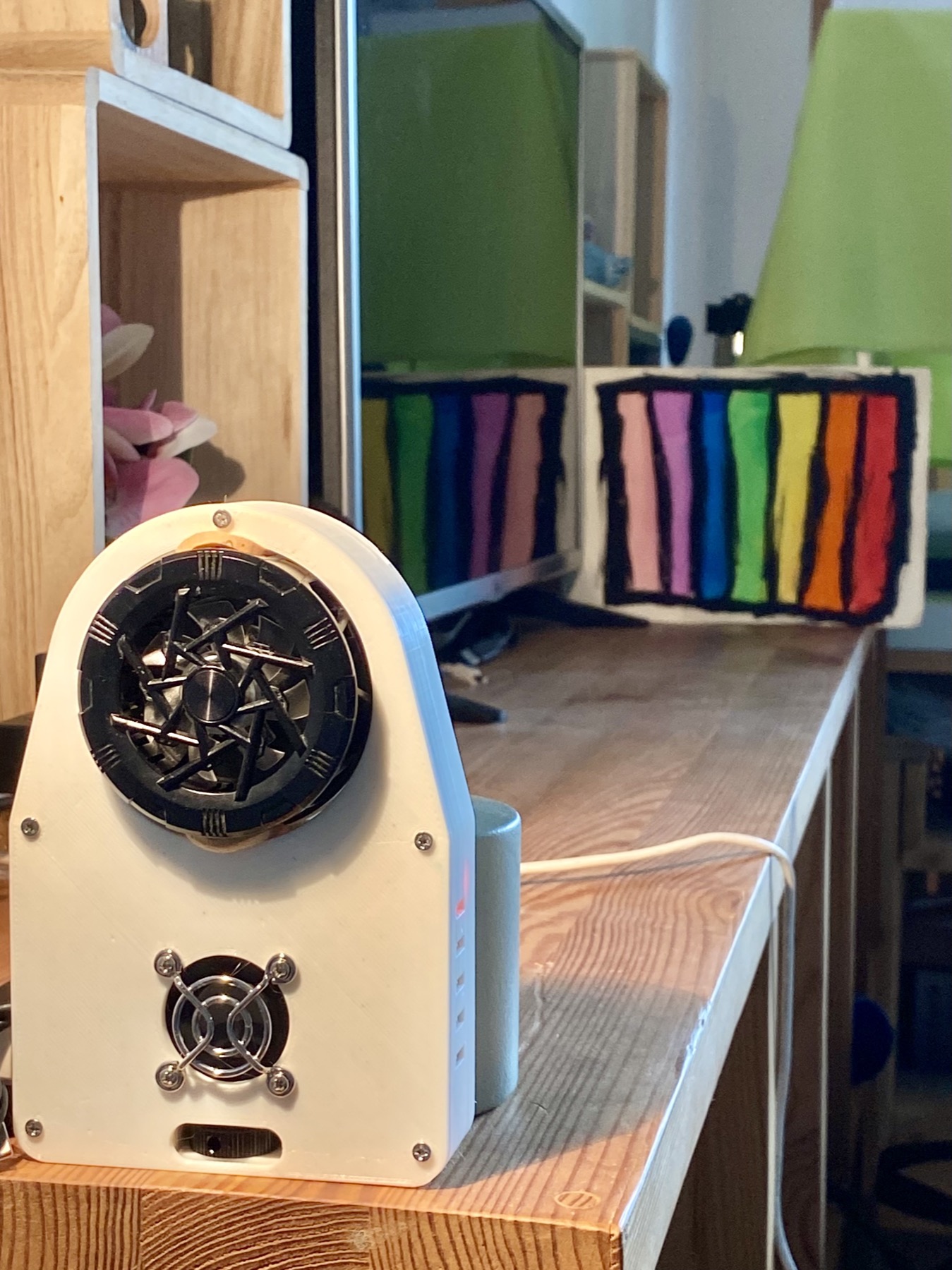 Caméra PiNox face à la mire colorée utilisée pour les essais ISP.