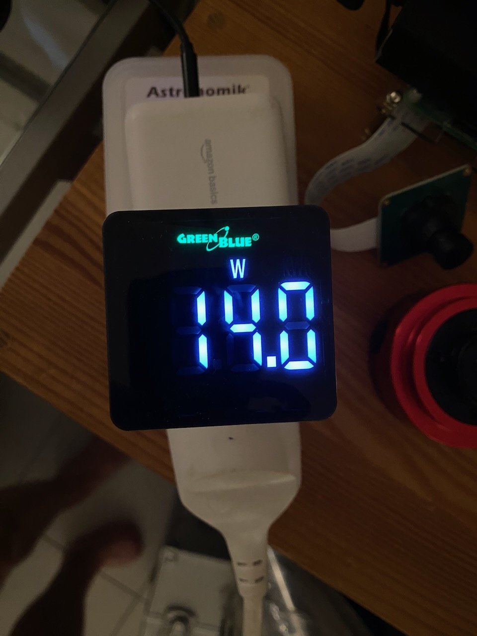 Wattmètre affichant 14,0 W pour le Pi et le refroidisseur au maximum.