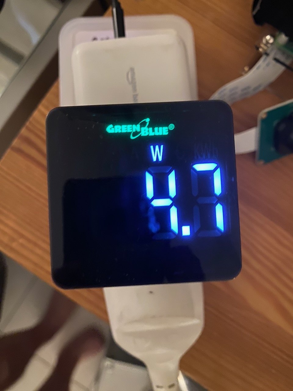 Wattmètre affichant 4,7 W pour le Raspberry Pi seul.