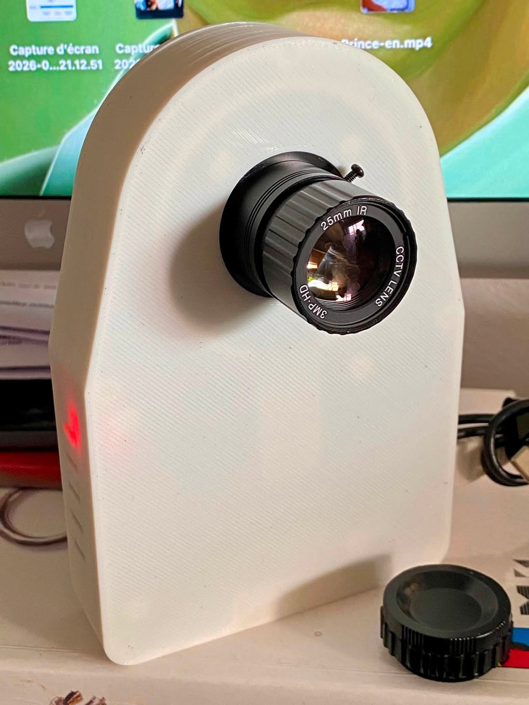 Prototype PiNox dans son boîtier blanc, avec un objectif de 25 mm monté en façade.