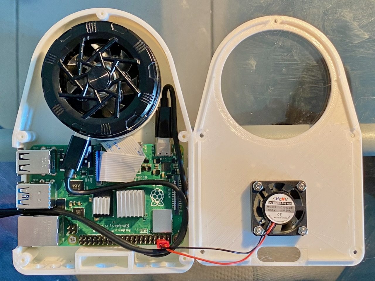 Boîtier PiNox ouvert avec le Raspberry Pi et les éléments du refroidissement.