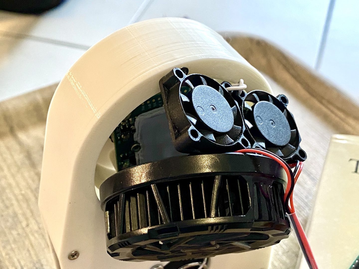 Deux ventilateurs d’appoint dirigés vers l’arrière du circuit imprimé de la caméra.